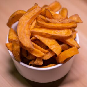 Batatas-doces crocantes e douradas cortadas em palitos, fritas na Airfryer para uma crocância perfeita e um interior macio e doce.