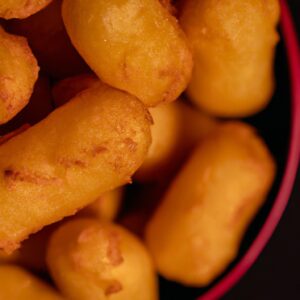Imagem de beterrabas fatiadas e assadas em uma cesta de airfryer. As beterrabas estão douradas e crocantes por fora, macias e suculentas por dentro.