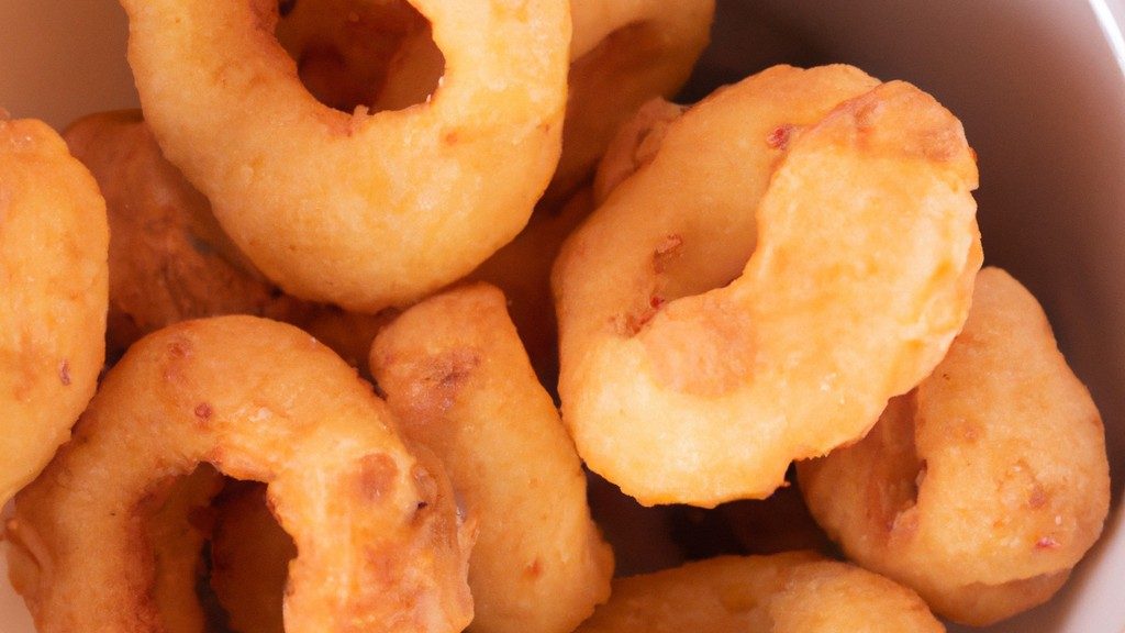 Imagem de uma variedade de biscoitinhos doces fritos em uma airfryer. Eles incluem sequilhos, brevidades, goiabinhas e rosquinhas, todos feitos com leite condensado como ingrediente principal.