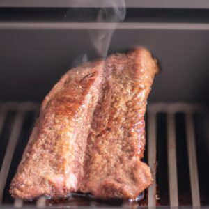 Imagem de uma bisteca de porco suculenta e dourada, cozida na Airfryer. A bisteca é espessa e macia, com uma crosta crocante e suculenta por dentro. Ela é decorada com ervas frescas e servida com um molho de churrasco ao lado.