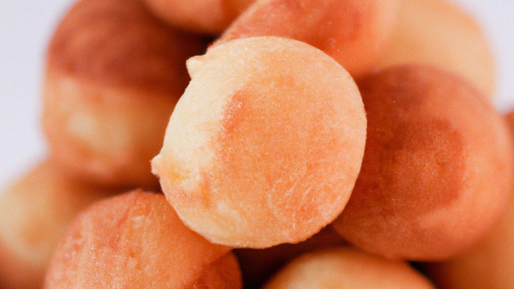 Bolinhos d'água crocantes e dourados preparados na Airfryer, dispostos em um prato branco. O interior macio e fofo dos bolinhos contrasta com a crosta externa crocante, criando uma combinação deliciosa e irresistível.