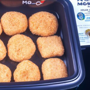 Bolinhos de peixe crocantes e dourados cozidos na Airfryer, servidos com molho tártaro cremoso.