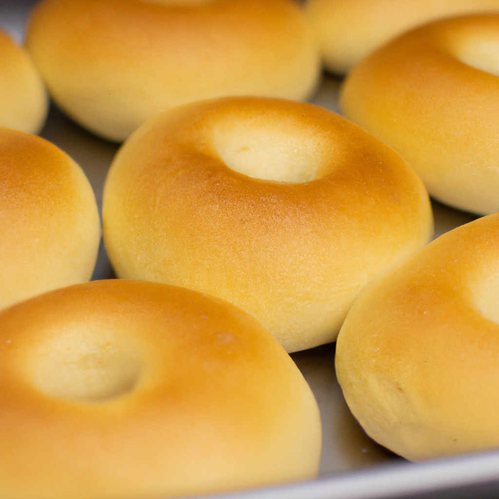 Imagem de um pão de queijo assado em uma Air Fryer. O pão de queijo é redondo e dourado, com uma crosta crocante e um interior macio e arejado.
