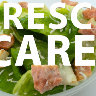 Imagem de uma tigela de salada Caesar feita na Airfryer, com alface romana crocante, croutons dourados e um molho cremoso de parmesão.