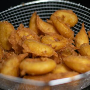 Imagem de Calabresa Defumada Frita Na Airfryer: Fatias crocantes e douradas de calabresa defumada, fritas com perfeição na Airfryer. A superfície crocante contrasta com o interior suculento e saboroso, criando um petisco irresistível.