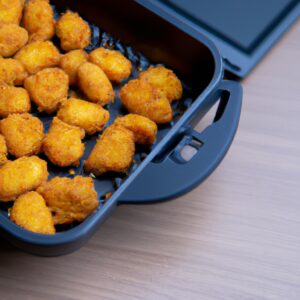 Imagem de canapés quentes e crocantes preparados na Airfryer. Os canapés são apresentados em uma travessa, com uma variedade de coberturas, como queijo derretido, presunto e vegetais. O fundo é claro e o foco está nos canapés, que parecem deliciosos e prontos para serem degustados.