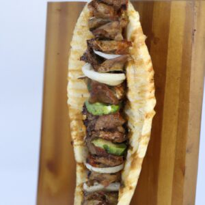 Foto de Churrasquinho Grego / Kebab sendo preparado na Airfryer. O kebab é marinado em especiarias e azeite, e é assado até dourar e ficar crocante.