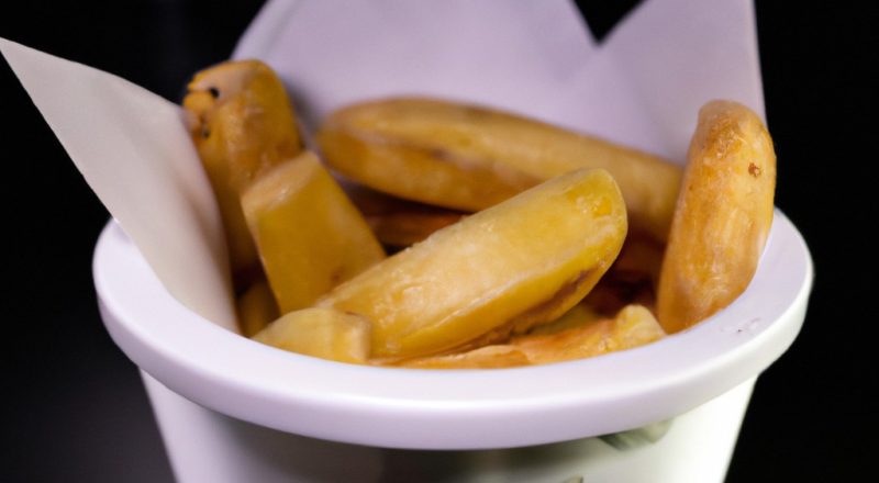 Imagem de batatas fritas congeladas crocantes na cesta de uma fritadeira Airfryer. As batatas fritas são douradas e crocantes, com um interior macio e fofo.