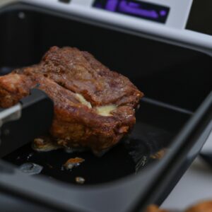 Imagem de um bife suculento grelhado em uma Airfryer, com linhas de grelha douradas e um interior rosado e suculento. A Airfryer fica ao lado, com sua cesta aberta, mostrando o bife dentro.