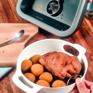 Imagem de um bife suculento e grelhado em uma airfryer, com temperos visíveis e um tom dourado.