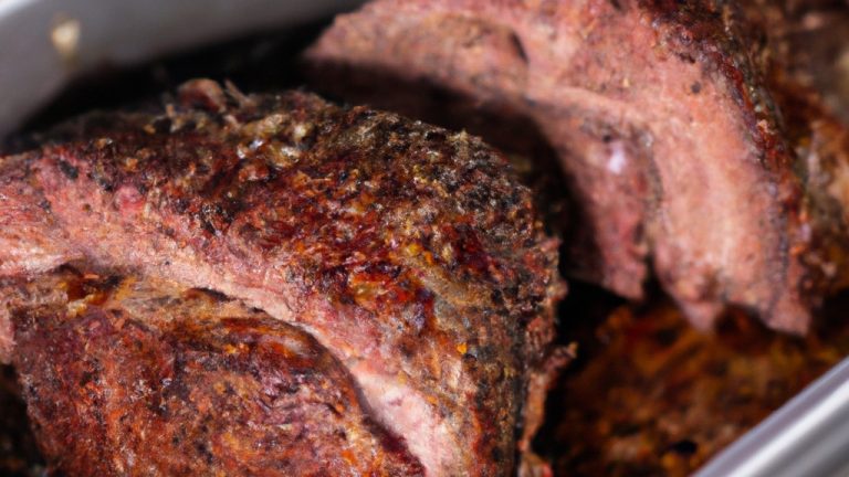 Imagem de uma carne assada dourada e suculenta cozida em uma Airfryer. A carne é colocada sobre uma cama de vegetais, incluindo batatas, cenouras e cebolas. O texto 