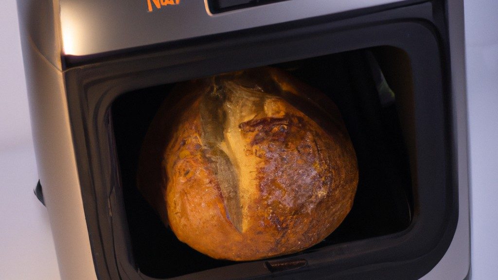 Imagem de uma assadeira contendo pãezinhos de alho dourados e crocantes, polvilhados com salsa fresca picada. Os pãezinhos são colocados em uma grade de arame sobre a assadeira, permitindo que o ar circule e cozinhe uniformemente.
