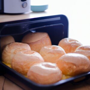 Imagem de uma fatia de pudim de pão dourado em uma travessa branca, com uma colher ao lado e uma fatia cortada para mostrar o interior úmido e cremoso. As bordas do pudim são douradas e crocantes, e é polvilhado com açúcar de confeiteiro.