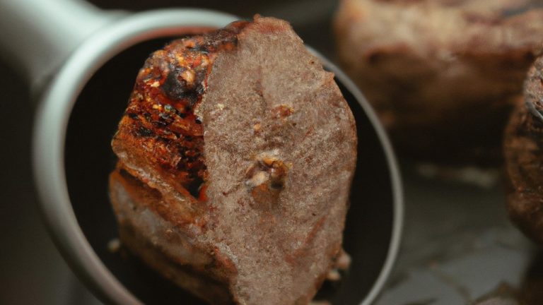 Imagem de uma airfryer com bifes e filés sendo grelhados. O texto na imagem diz 