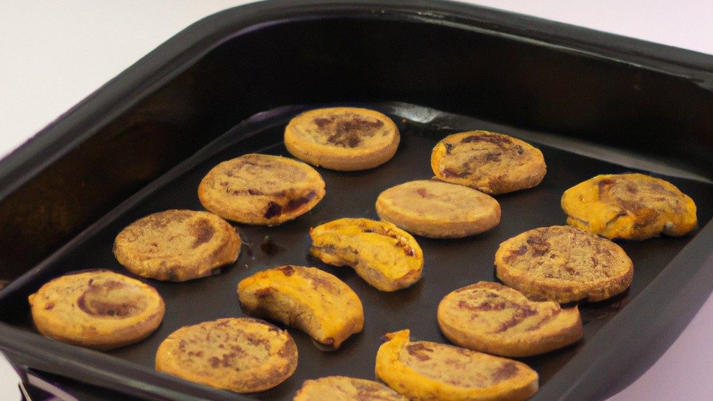 Uma foto de close-up de cookies de Sucrilhos preparados na Airfryer. Os cookies são dourados e crocantes, com pedaços de Sucrilhos ainda visíveis na superfície. Eles são servidos em um prato branco com um garfo.