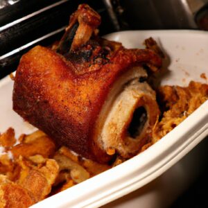 Uma costelinha de porco suculenta e crocante, cozida na Airfryer. A carne é macia e desfaz-se na boca, enquanto a pele é crocante e dourada. A costelinha é servida com um molho barbecue caseiro, que adiciona um toque doce e picante.