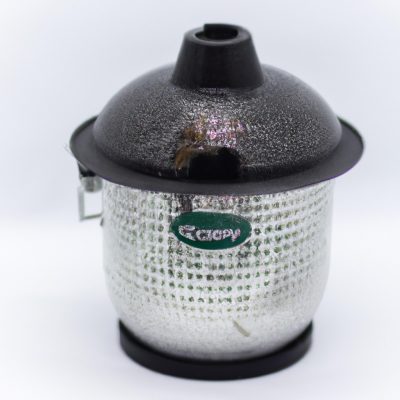 Imagem de um pulverizador de azeite transparente com tampa preta, projetado especificamente para uso com fritadeiras de ar. O pulverizador é preenchido com azeite e possui um bico para fácil aplicação.