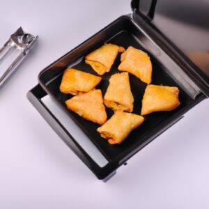 Airfryer digital com tela de LED, botão de controle de temperatura e tempo, cesta de cozimento removível e antiaderente e alça resistente ao calor. Ideal para preparar pratos crocantes e saudáveis com pouco ou nenhum óleo.