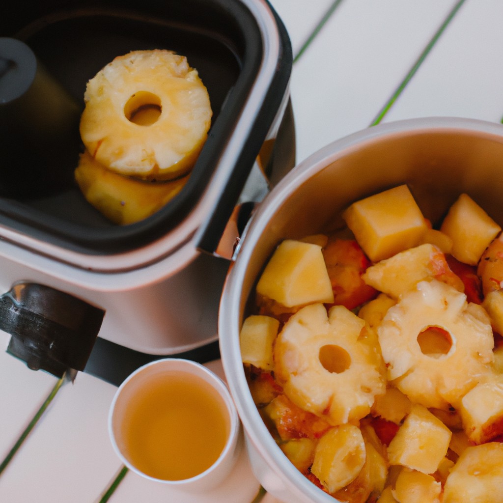Doce De Abacaxi Em Calda Na Airfryer 1 Imagem de uma fatia de abacaxi grelhada em uma Airfryer, com uma cobertura caramelizada e borda crocante. O abacaxi é fatiado e disposto em uma grelha dentro da Airfryer, com gotas de calda visíveis na superfície.