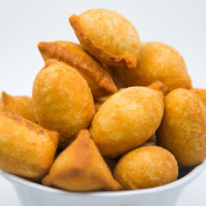 Uma foto de um empadão dourado e crocante feito na Airfryer, com uma crosta escamosa e um recheio cremoso e saboroso.