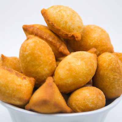 Uma foto de um empadão dourado e crocante feito na Airfryer, com uma crosta escamosa e um recheio cremoso e saboroso.