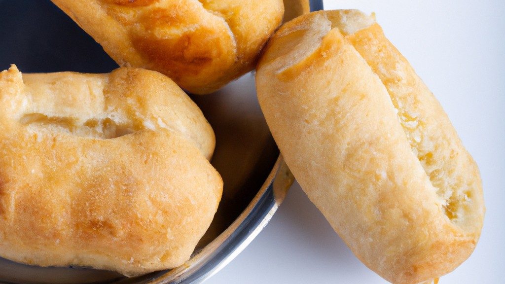 Esfiha Aberta Na Airfryer 1 Imagem de uma esfiha aberta e dourada, feita na airfryer, com recheio à mostra, como carne moída, cebola e pimentão.