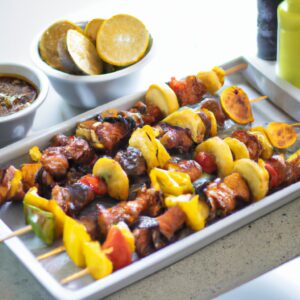 Espetinhos suínos dourados e crocantes preparados na airfryer, servidos em paus de bambu. A carne é tenra e suculenta, com uma crosta crocante temperada com ervas e especiarias. O fundo da imagem mostra uma tábua de madeira com espetos adicionais e uma tigela de molho para acompanhamento.