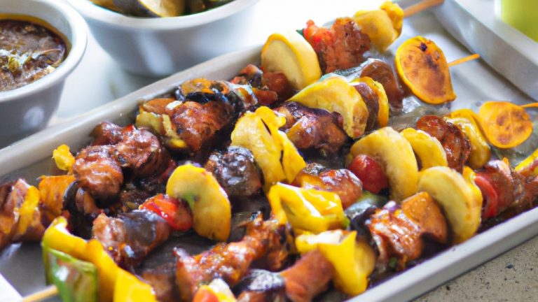 Espetinhos suínos dourados e crocantes preparados na airfryer, servidos em paus de bambu. A carne é tenra e suculenta, com uma crosta crocante temperada com ervas e especiarias. O fundo da imagem mostra uma tábua de madeira com espetos adicionais e uma tigela de molho para acompanhamento.