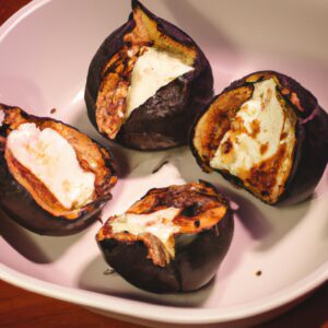 Imagem de figos assados com brie em uma Airfryer. Os figos são cortados ao meio e recheados com queijo brie. Eles são colocados em uma Airfryer e assados até que o queijo esteja derretido e borbulhante.