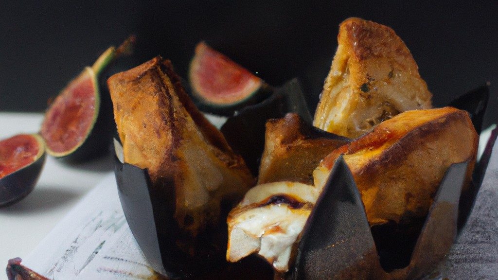 Imagem de figos frescos cortados ao meio, cobertos com queijo brie e mel, assados em uma Airfryer. Os figos estão dourados e caramelizados, enquanto o queijo brie está derretido e borbulhante. O mel goteja pelos figos, criando uma cobertura doce e pegajosa.