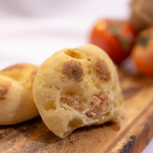 Imagem de uma focaccia recém-assada em uma Airfryer. A focaccia é redonda, com crosta dourada e salpicada de sal grosso e alecrim. A Airfryer é preta e tem uma cesta de arame.