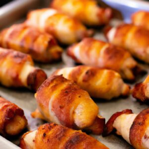 Imagem mostra um frango assado na Airfryer com uma crosta crocante e dourada. O frango é coberto com molho de tomate, queijo derretido e manjericão fresco.