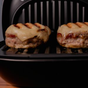 Imagem de um hambúrguer suculento e perfeitamente grelhado em uma Airfryer, servido em um pão macio com alface crocante, tomate fresco, cebola roxa e queijo derretido.