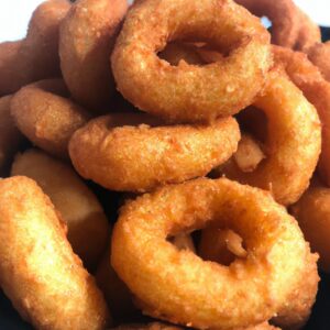 Imagem de uma AirFryer, um pequeno eletrodoméstico de cozinha usado para fritar alimentos com ar quente. A AirFryer tem uma cesta removível onde os alimentos são colocados e um elemento de aquecimento na parte superior que circula ar quente ao redor dos alimentos. A AirFryer tem um painel de controle com botões para definir o tempo e a temperatura de cozimento.