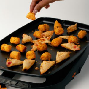 Imagem de uma Airfryer Qibe com vários sabores diferentes de qibe, incluindo carne, frango e vegetais. A fritadeira é mostrada de frente, com a cesta aberta e o qibe cozido dentro. O fundo é branco e a imagem é bem iluminada.