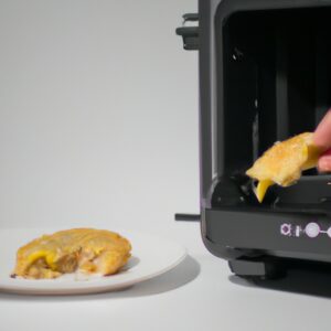 Imagem de uma lasanha cozida em uma Airfryer. A lasanha é cortada em fatias e colocada em uma assadeira. A parte superior da lasanha está dourada e borbulhante, e o queijo está derretido e escorrendo pelas laterais.