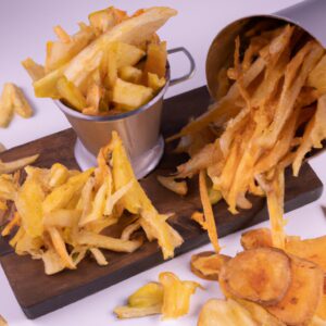 Uma fotografia de mandioca frita crocante e dourada servida em um prato com ketchup.