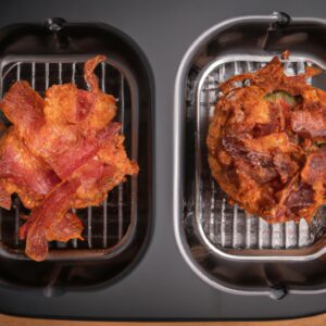 Medalhões de carne moída e bacon crocantes cozidos na airfryer. Os medalhões são dourados e suculentos, com um interior macio e saboroso. O bacon adiciona um toque crocante e salgado, elevando o sabor dos medalhões.