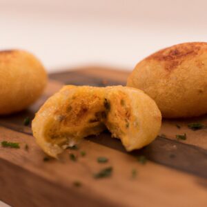 Omelete fofinha e dourada cozida na Airfryer, com ingredientes como ovos, leite, sal e pimenta. A imagem mostra o omelete perfeitamente cozido, com bordas douradas e um interior macio e fofo.