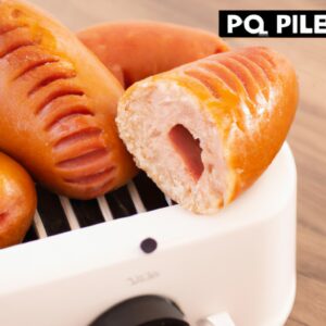 Uma imagem de um prato de pão com linguiça preparado na Airfryer. O pão é dourado e crocante, coberto com fatias de linguiça grelhada e polvilhado com salsa fresca.