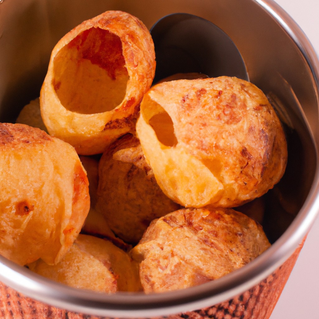 Pão De Alho Com Queijo Na Airfryer 1 Imagem de um pão de alho com queijo assado na Airfryer. O pão é coberto com uma crosta dourada e crocante e recheado com uma mistura cremosa de alho, ervas e queijo derretido.