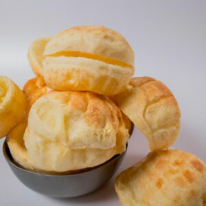 Imagem de pães de batata dourados e crocantes feitos em uma airfryer. Os pães têm uma crosta externa crocante e um interior macio e fofo. Eles são perfeitos para servir quentes com manteiga ou seu acompanhamento favorito.