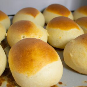 Imagem de pão de forma torrado em uma airfryer. O pão está dourado e cortado em fatias.
