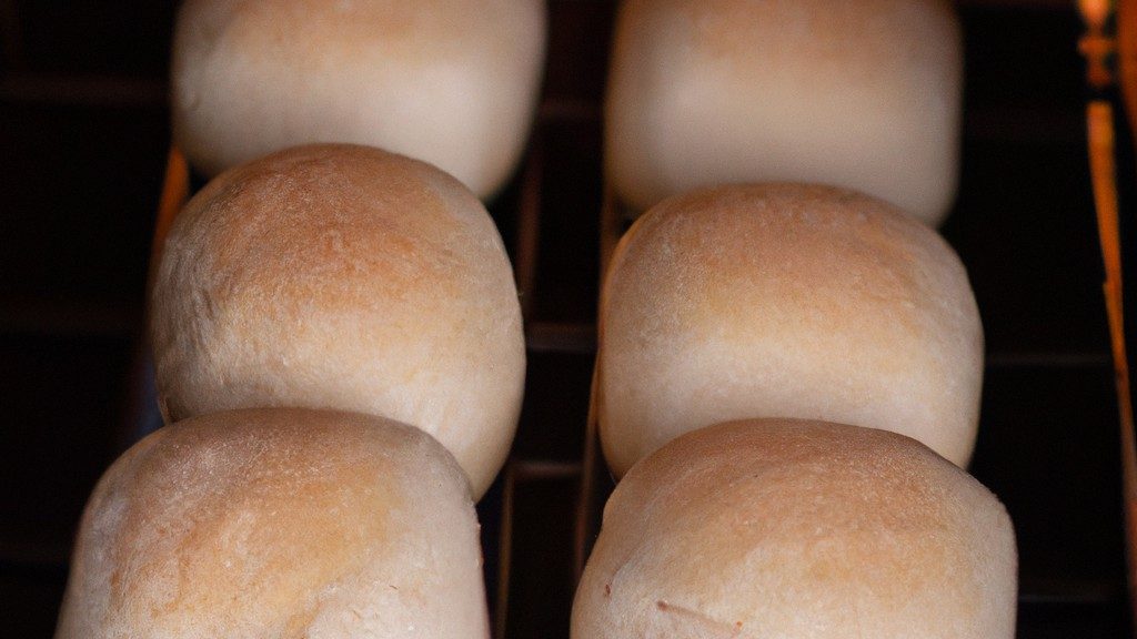 Fotografia de um pão folha assado na Airfryer. O pão está dourado e crocante, com uma crosta fina e um miolo macio e fofo. Ele é cortado em fatias grossas, revelando a textura interna arejada.