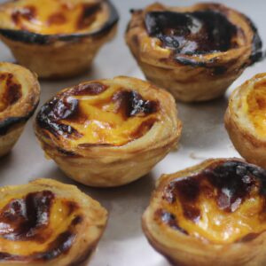 Imagem de pastel de nata assado em uma airfryer. O pastel é dourado e tem uma crosta crocante.