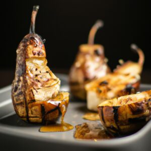 Imagem de peras assadas cortadas ao meio, recheadas com gorgonzola e cobertas com mel, em uma Airfryer. As peras são de cor marrom-dourada e o gorgonzola derreteu e está borbulhando.
