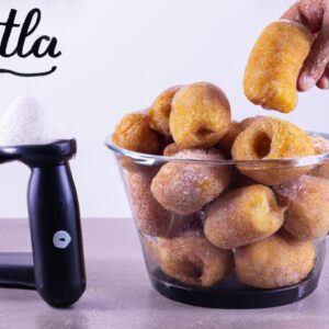 Imagem mostrando um polvo assado em uma Airfryer. O polvo é temperado com azeite, alho, sal e pimenta e tem uma crosta dourada e crocante. O polvo é servido em um prato com rodelas de limão e salsa picada.
