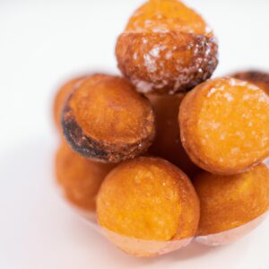 Imagem de Quindim feito na Airfryer. O quindim é uma sobremesa brasileira feita com ovos, açúcar, manteiga e coco ralado. É assado em forminhas individuais e tem uma textura macia e cremosa. A imagem mostra um quindim recém-saído da Airfryer, com uma crosta dourada e um interior amarelo brilhante.