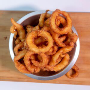 Imagem de rabanadas salgadas crocantes e douradas cozidas em airfryer, servidas em um prato com ervas frescas e molho de sua escolha.