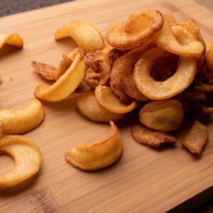Imagem de batatas fritas crocantes e douradas preparadas em uma Airfryer, perfeitas para um lanche rápido ou acompanhamento.
